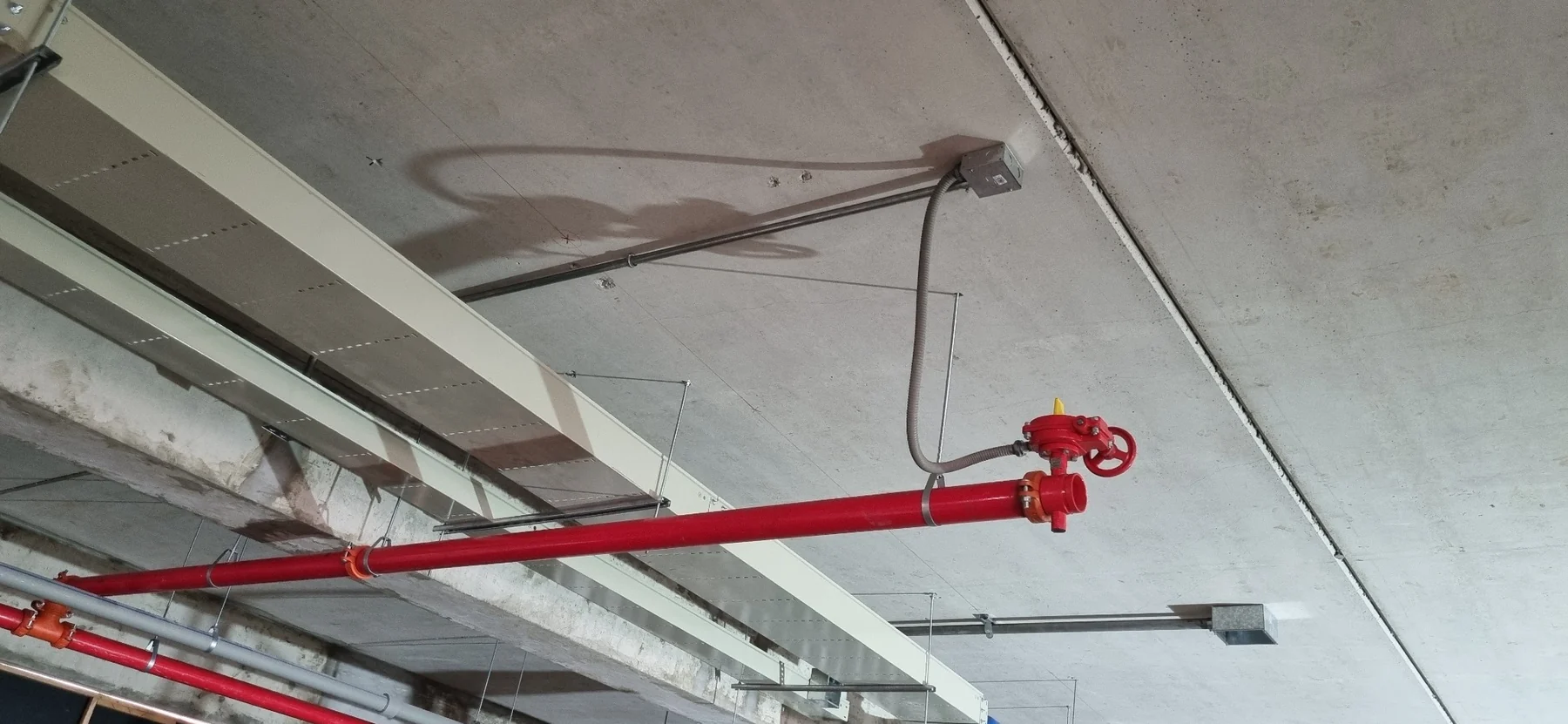 Instalación de tuberías de sistema contra incendio